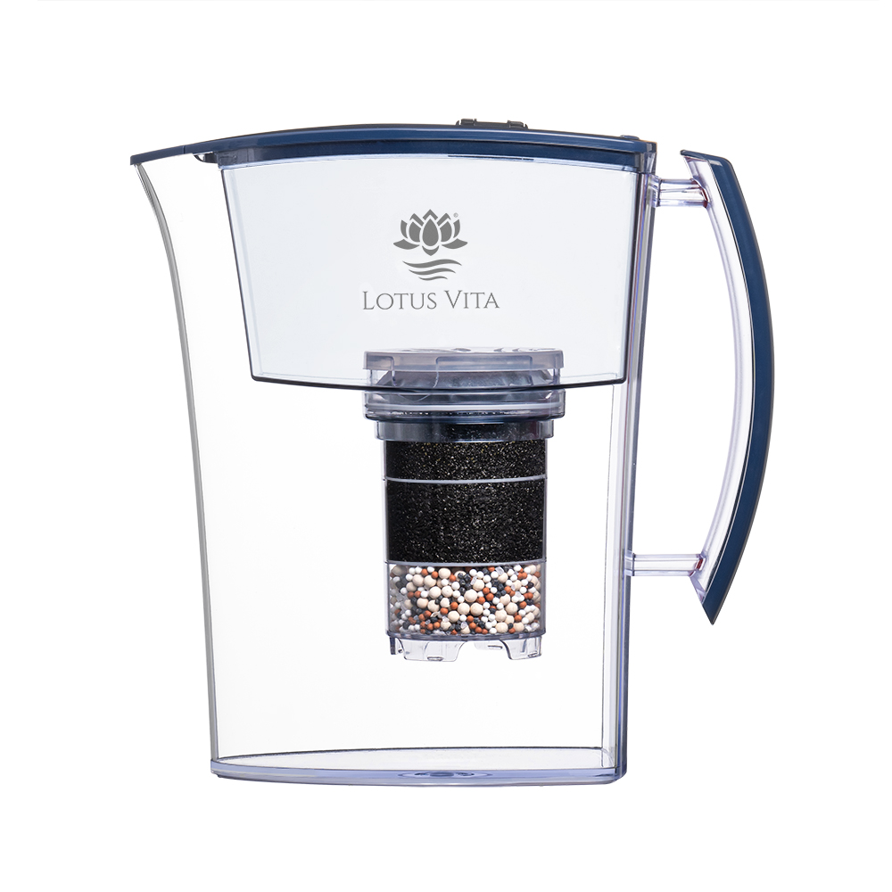 Produktbild: Wasserfilter Kanne LOTUS in blau mit NATURA PLUS Filter seitliche Ansicht.