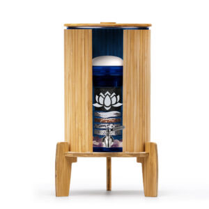 Produktbild: Standfilter KAITO 8L von Lotus Vita mit blauem Glas sowie Sockel, Deckel und Lichtschutz in Bambus.