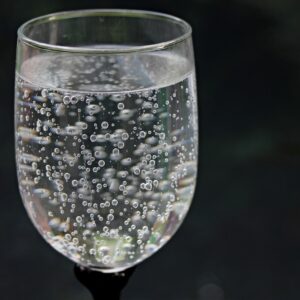 Wasser mit Kohlensäure in Glas