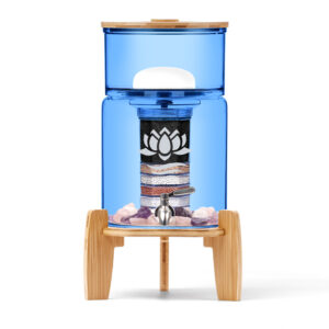 Produktbild: KAITO MINI 5L Standfilter von Lotus Vita mit blauem Glas und Bambus Deckel und Sockel.