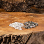 Mondstein Labradorit auf Holz.