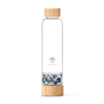 Produktbild: Glas-Kristallsteinflasche von Lotus Vita mit Lapislazuli Bergkristall.