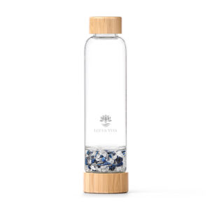 Produktbild: Glas-Kristallsteinflasche von Lotus Vita mit Lapislazuli Bergkristall.