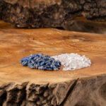Lapislazuli Bergkristall auf Holz.